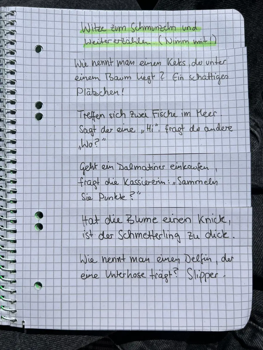 Gästebuchseite „Witze zum Schmunzeln und Weitererzählen (Nimm mit!)“ mit Abreißstreifen, darunter „Hat die Blume einen Knick, ist der Schmetterling zu dick“.