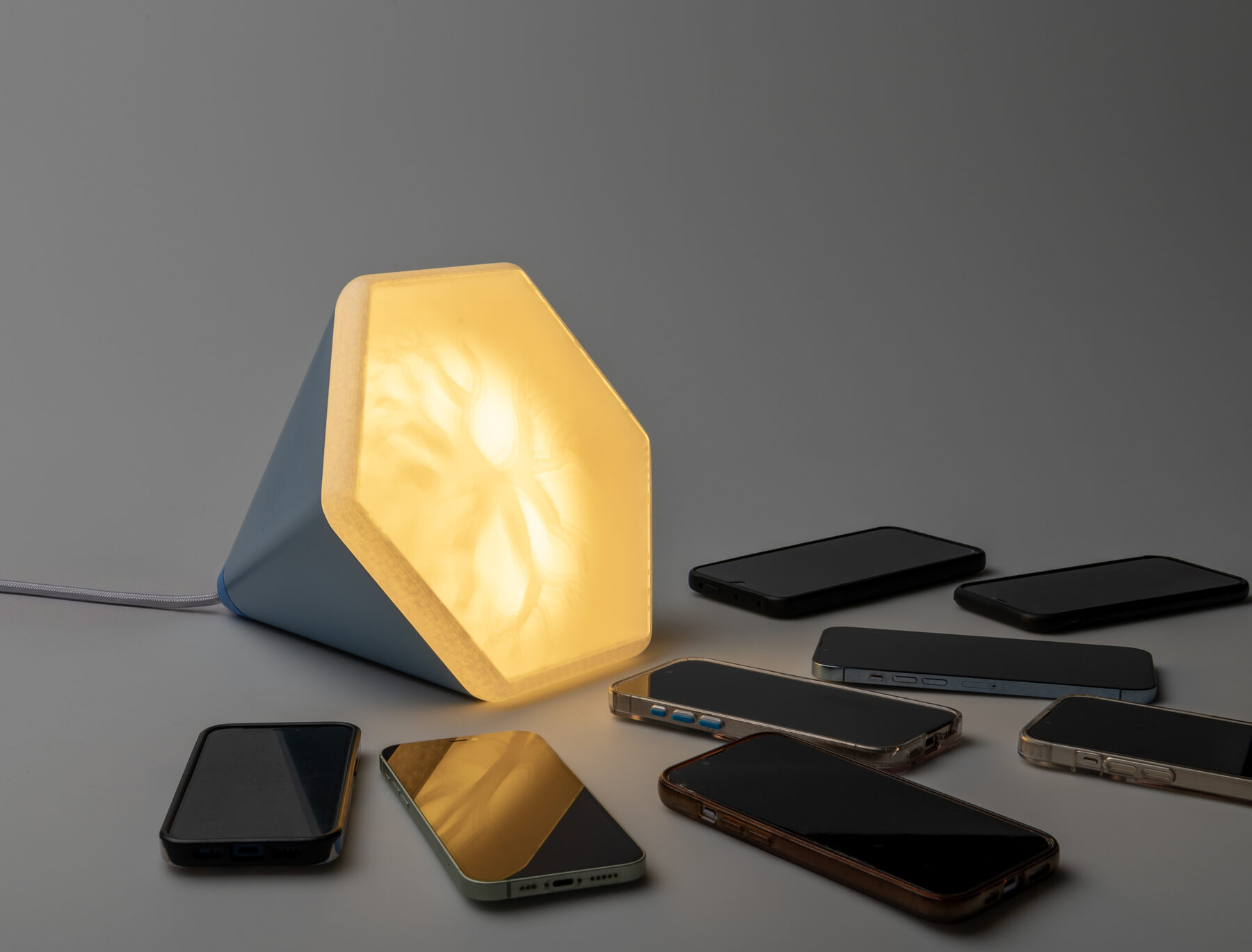 Nemus umgeben von mehreren Smartphones zur Demonstration der Bluetooth-Komposition.
